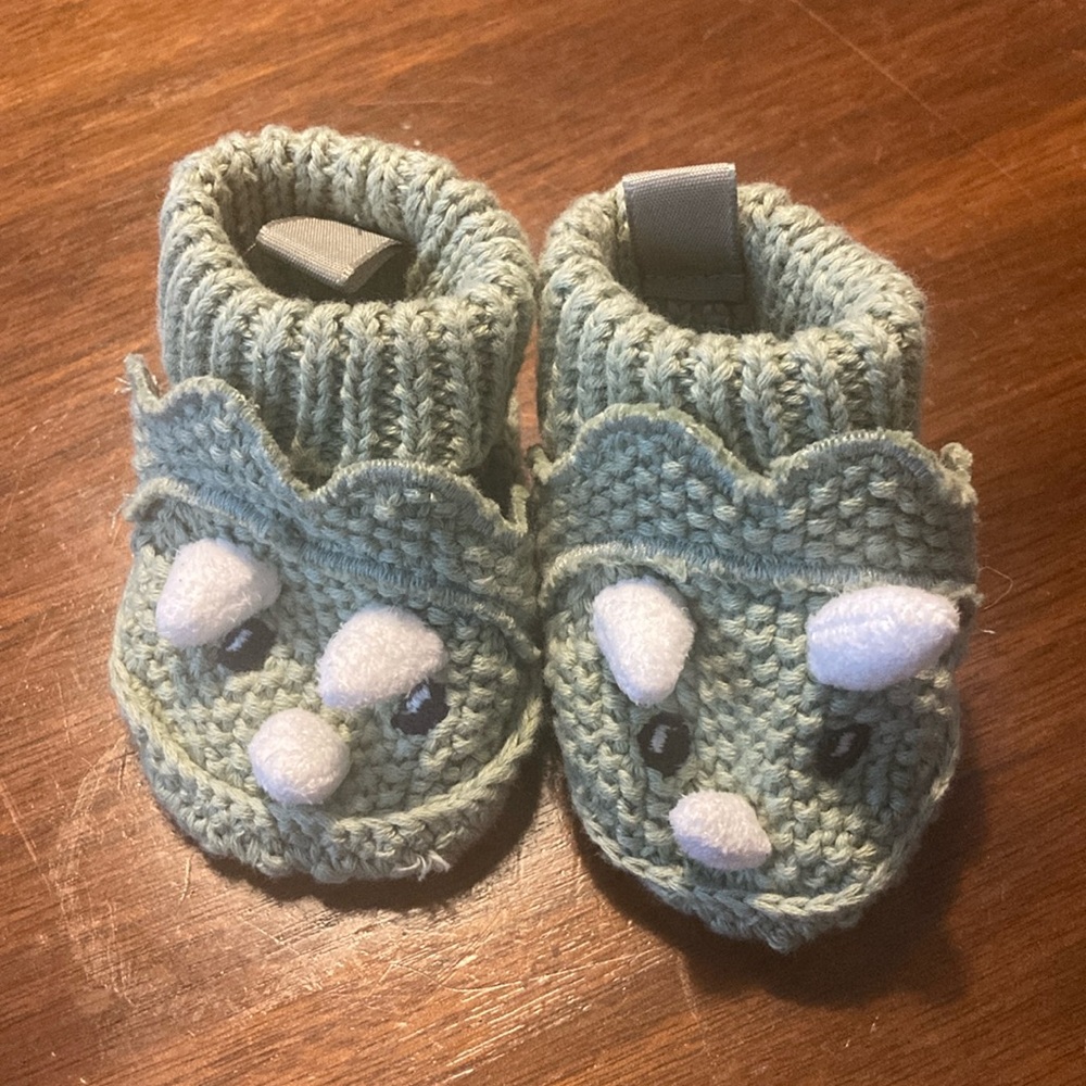 Adorable dinosaur baby booties, newborn or 0-3 months